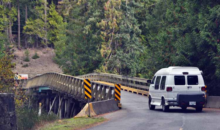 one-lane bridge